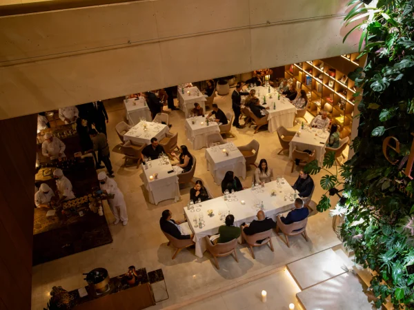 Vista cenital del ambiente en el restaurante El Cielo durante el servicio de cenas, en Medellín.