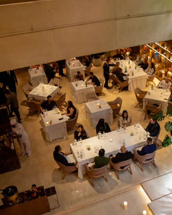 Vista cenital del ambiente en el restaurante El Cielo durante el servicio de cenas, en Medellín.