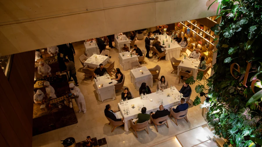 Vista cenital del ambiente en el restaurante El Cielo durante el servicio de cenas, en Medellín.