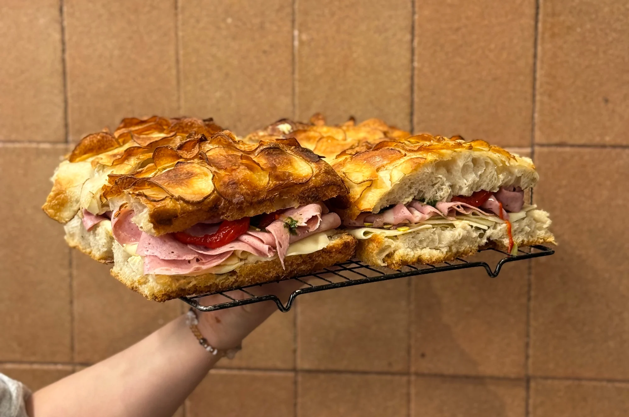 Una bandeja de focaccias.