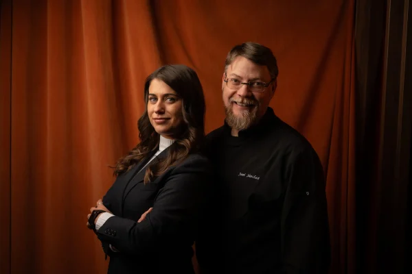 Cristina García, jefa de sala, y Javier Sánchez, cocinero