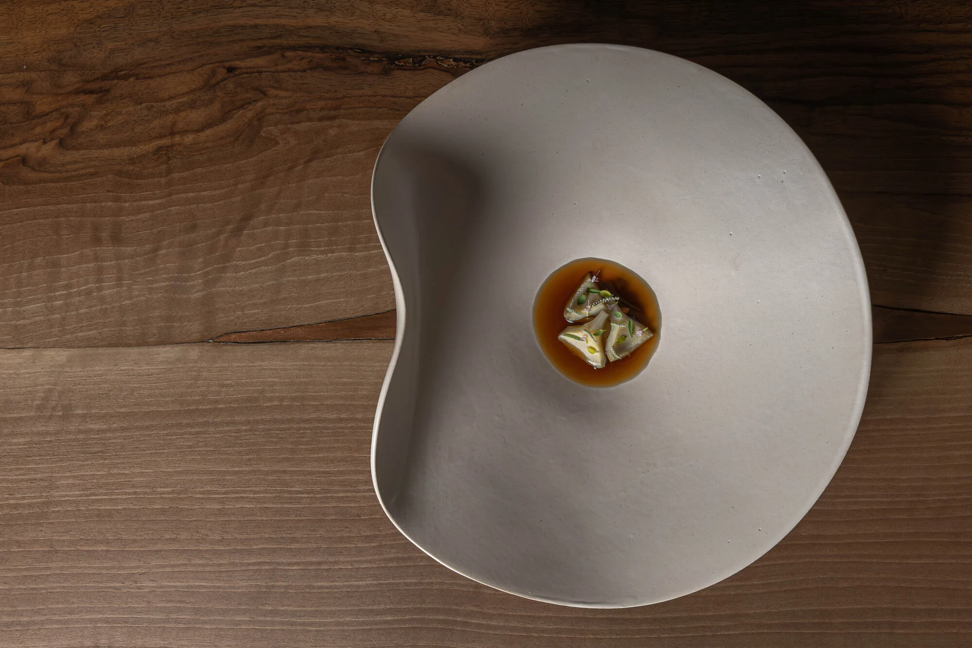 Alcaucil encurtido y té de aceitunas, en Vandelvira Restaurante.