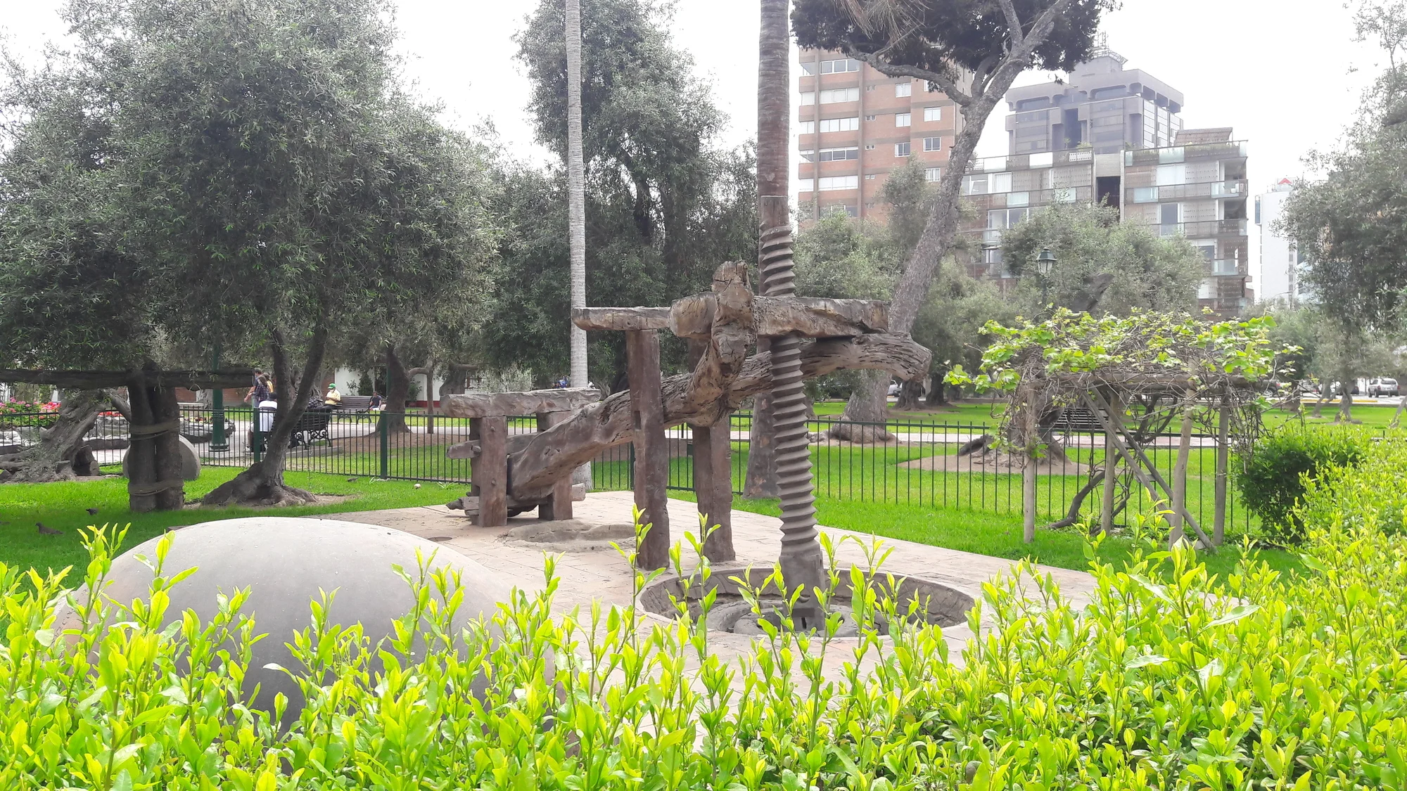 Aceite de oliva en Perú. Antigua prensa de tornillo en el parque El Olivar