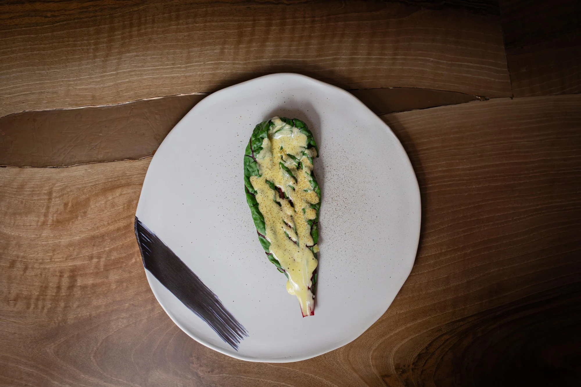 Acelga con beurre blanc de regaliz y AOVE, en Vandelvira Restaurante. Foto: Vandelvira