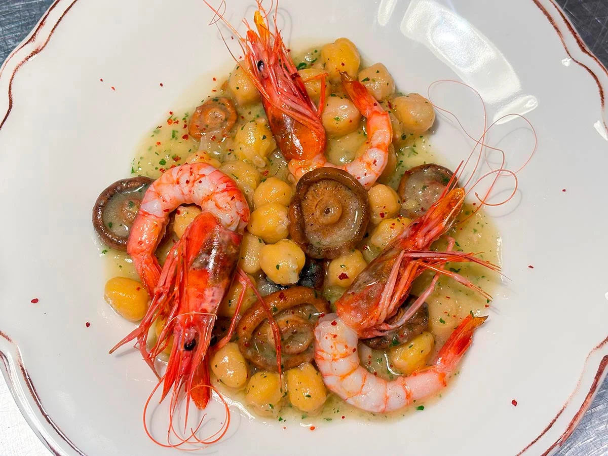 Arraval, garbanzos con setas y gambas