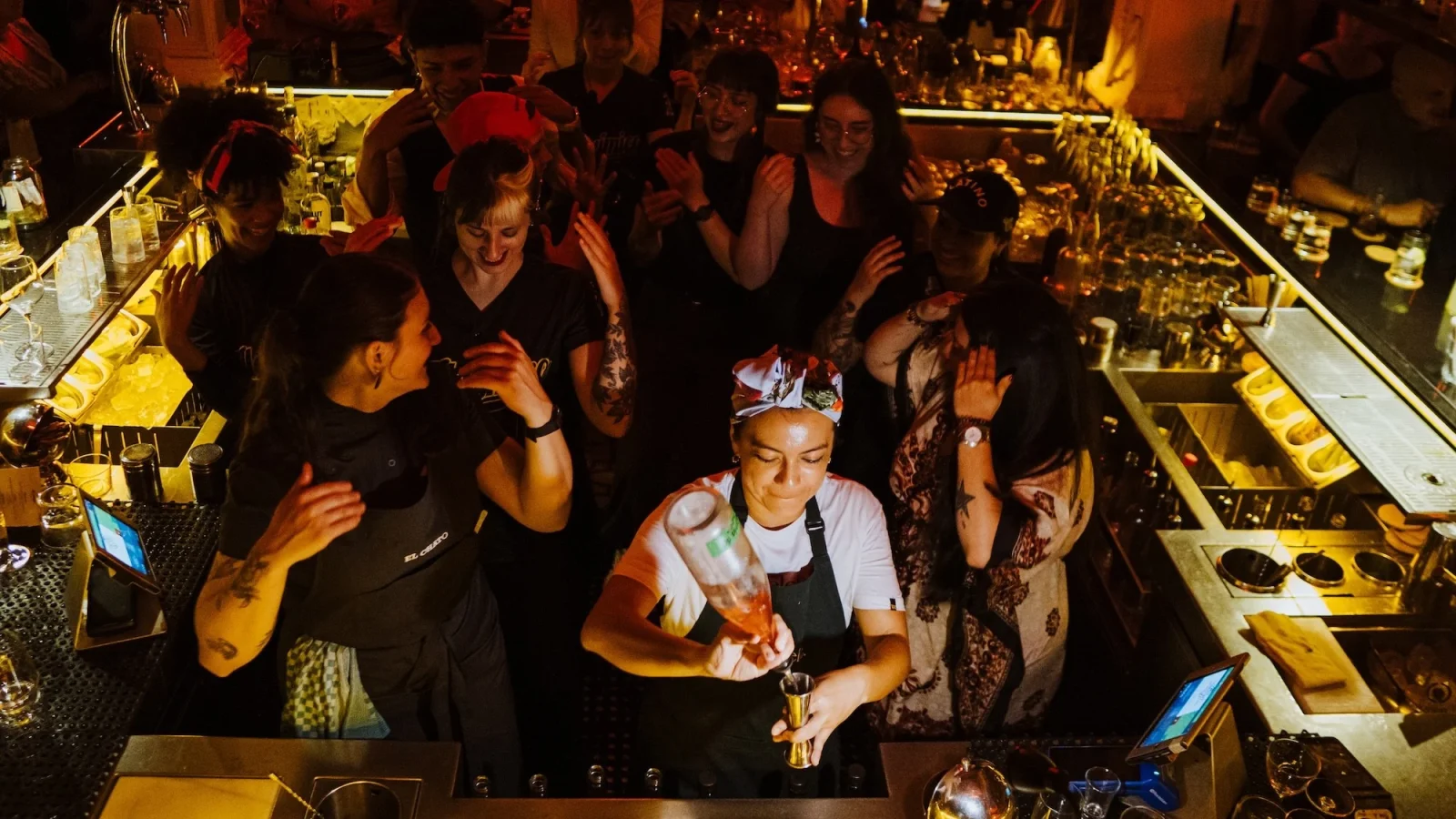 Alquímico Bar: Barra del Primer Piso. Foto por cortesía de Alquímico