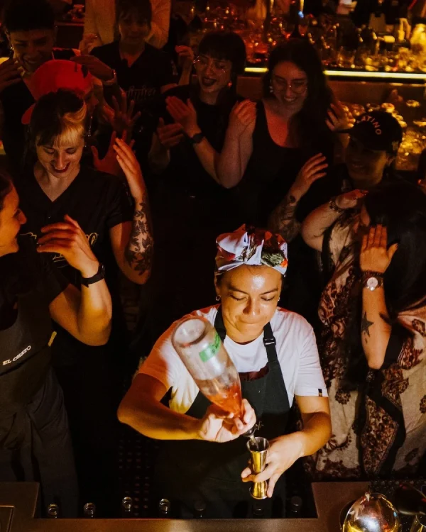 Alquímico Bar: Barra del Primer Piso. Foto por cortesía de Alquímico