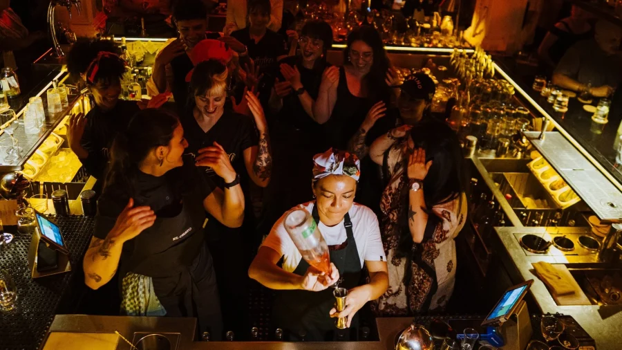 Alquímico Bar: Barra del Primer Piso. Foto por cortesía de Alquímico