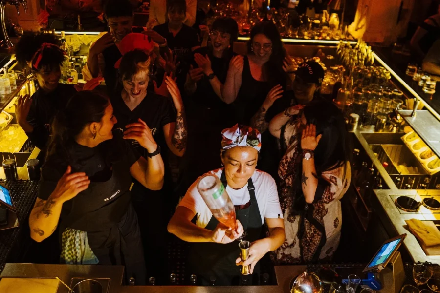 Alquímico Bar: Barra del Primer Piso. Foto por cortesía de Alquímico