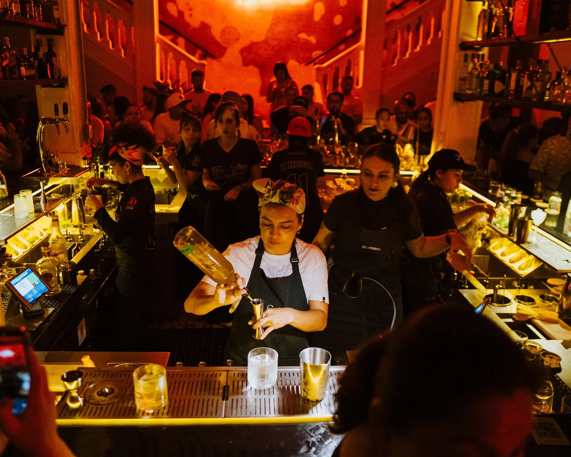 Alquímico Bar: Barra del Primer Piso. Foto por cortesía de Alquímico