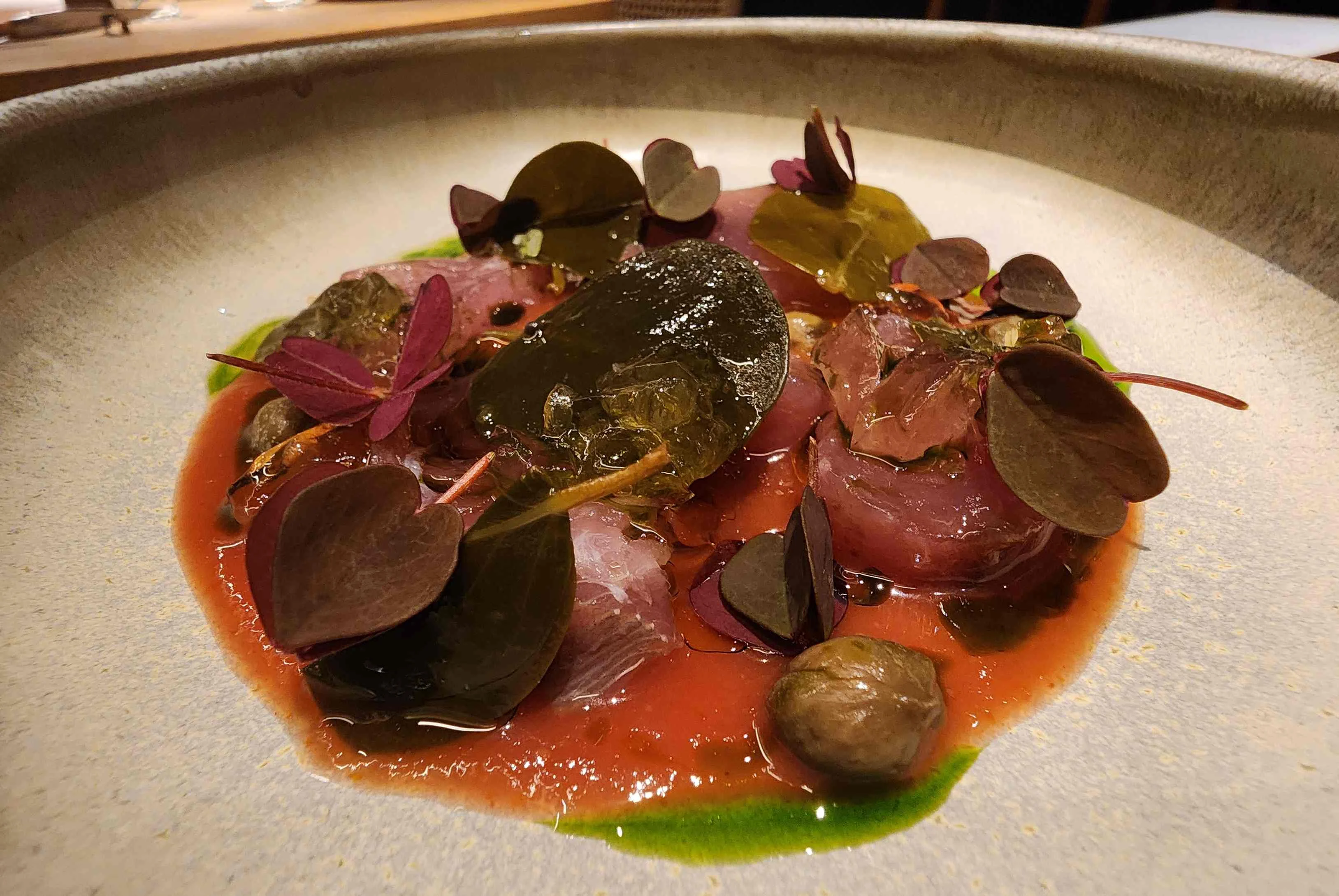 Bonito con tomate fermentado, alcaparras y gelée de bonito