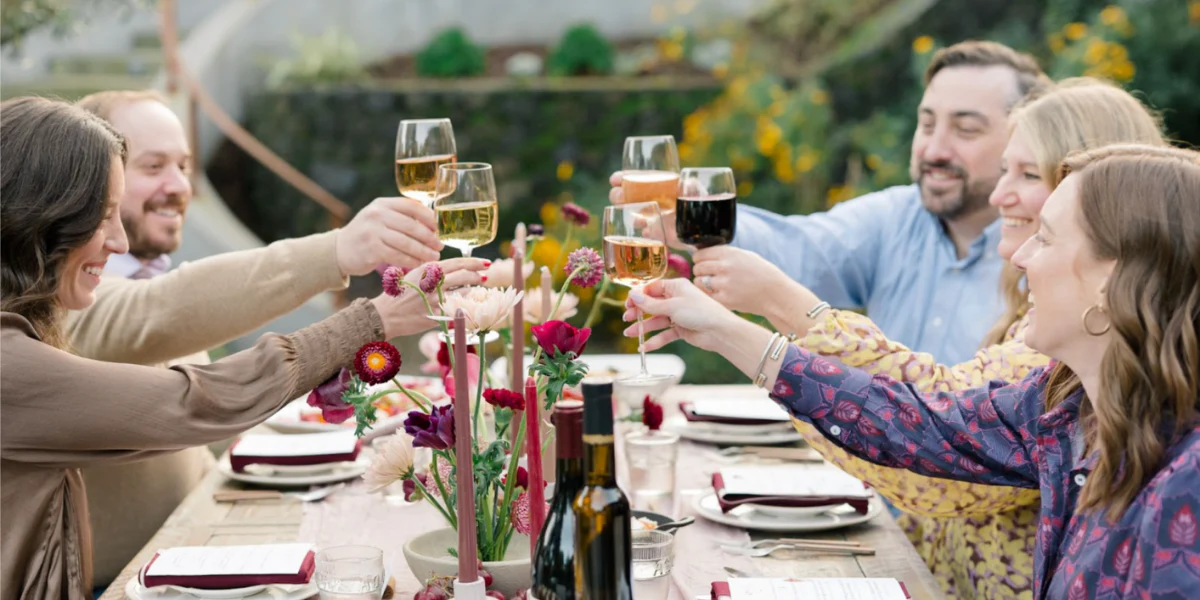 Vino en la mesa, brindando
