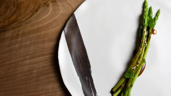 Plato de espárrago verde en Vandelvira Restaurante