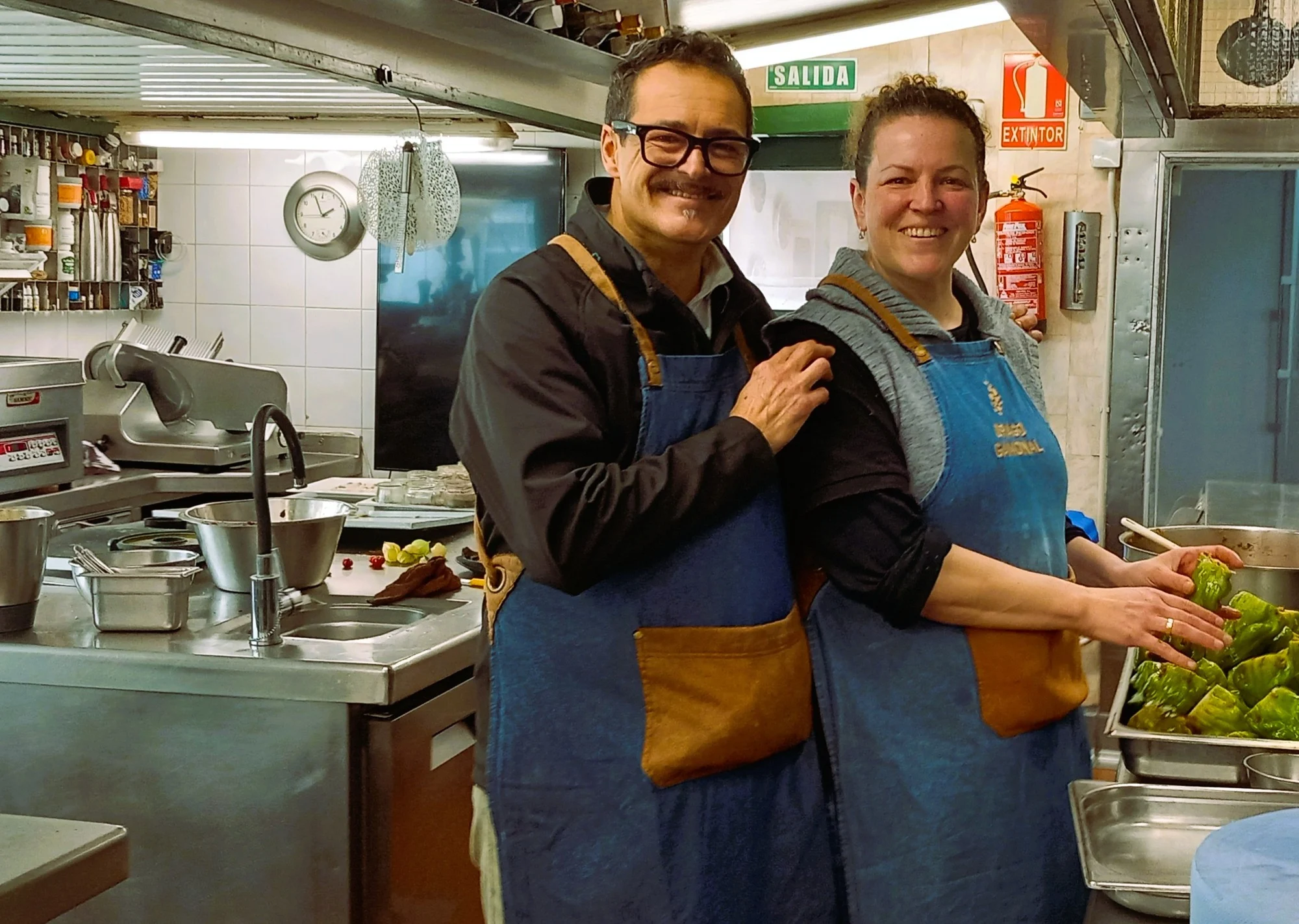 Mesón El Drago. Carlos y Priscila en la cocina