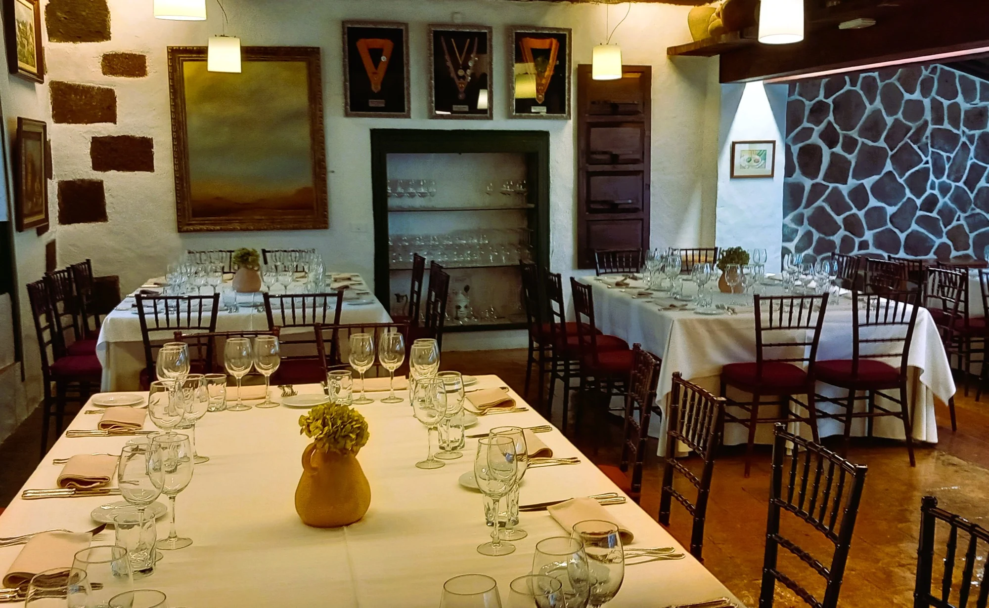 Mesón El Drago, salón comedor.