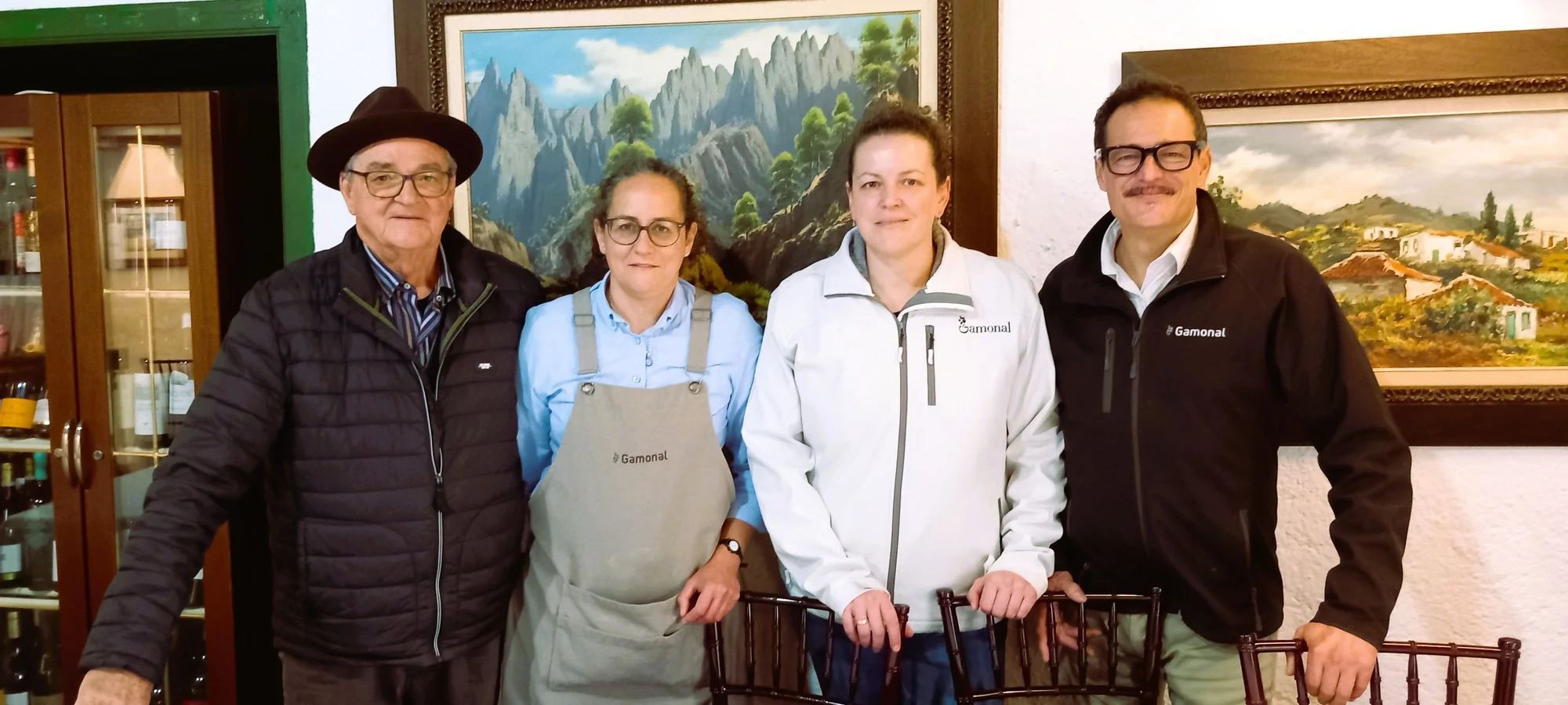 Mesón El Drago. Carlos Gamonal junto a sus hijos Rebeca, Priscila y Carlos Gamonal