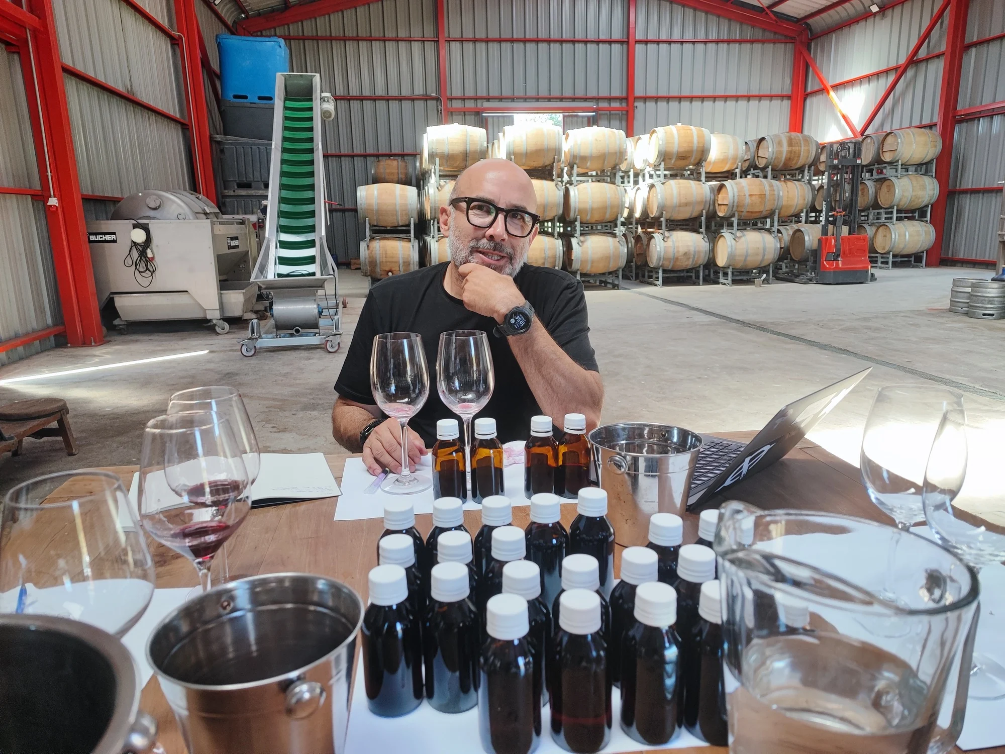 Felipe García, enólogo chileno, trabajando en la bodega de PS García, que pudieron construir en 2024.
