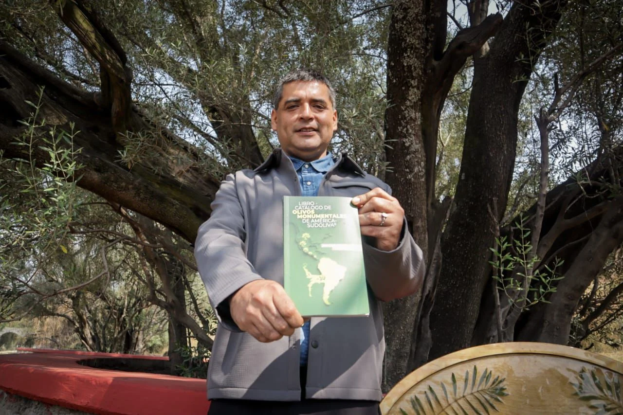 Gianfranco Vargas con su libro Catálogo de Olivos Monumentales de América. Foto G. Vargas