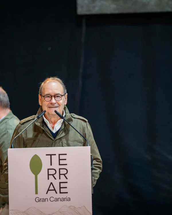 Hilario Arbelaitz dirige unas palabras a los cocineros rurales tras recibir el premio Terrae, en Gran Canaria.