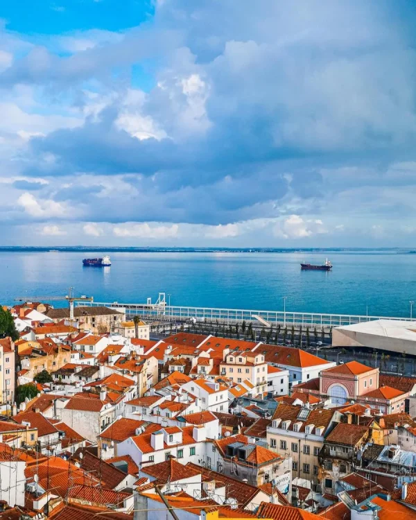 Lisboa, vista sobre la Alfama, con el mar al fondo. foto Pexels.