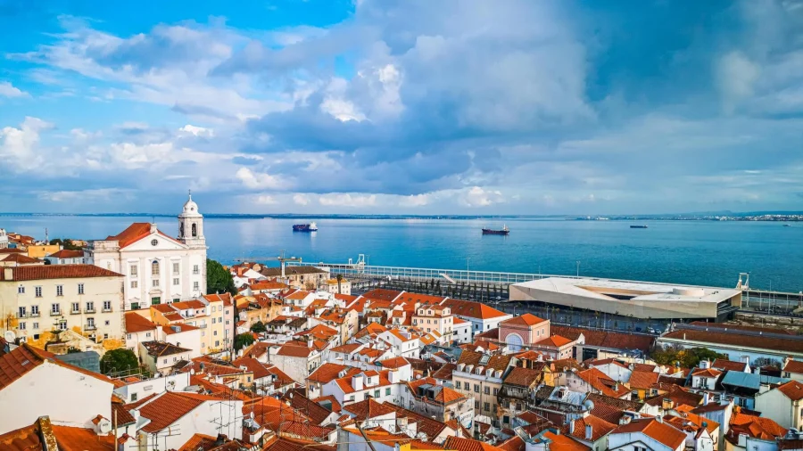 Lisboa, vista sobre la Alfama, con el mar al fondo. foto Pexels.