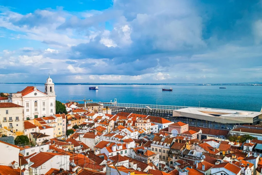 Lisboa, vista sobre la Alfama, con el mar al fondo. foto Pexels.