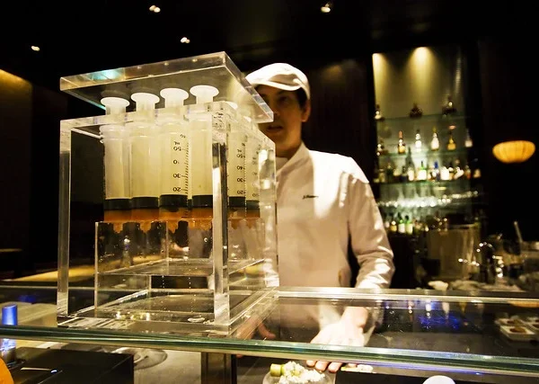 Máquina de esferificar en Tapas Molecular Bar Tokyo. Fuente Flickr, under common license