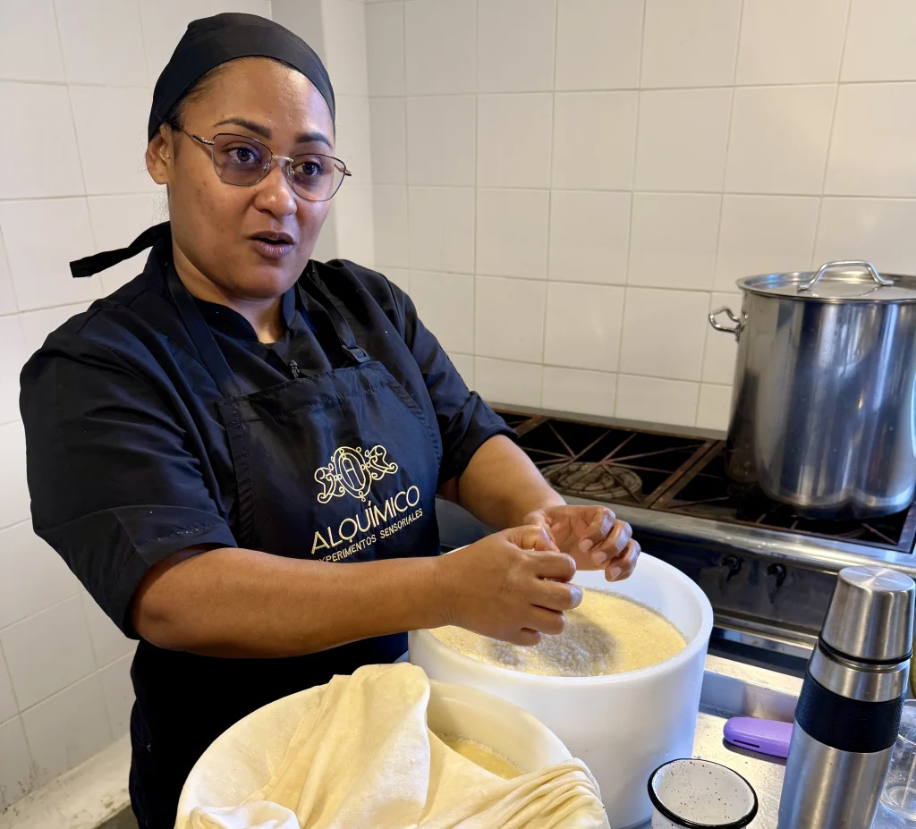 YuryChavarríaElaborandoQuesos