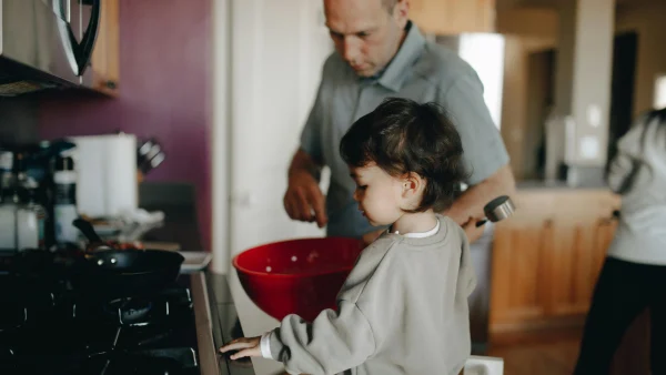 padre cocinando con su hijo