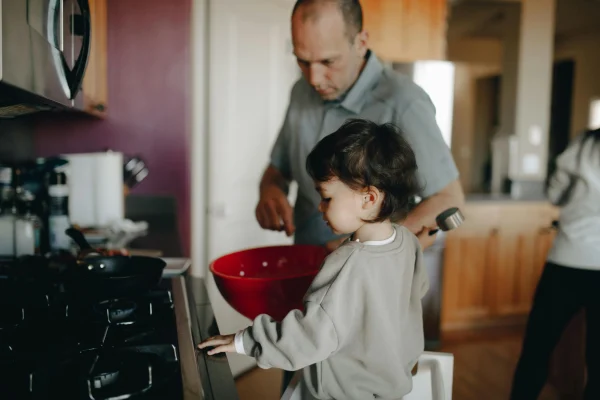 padre cocinando con su hijo