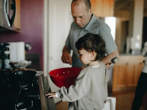 padre cocinando con su hijo