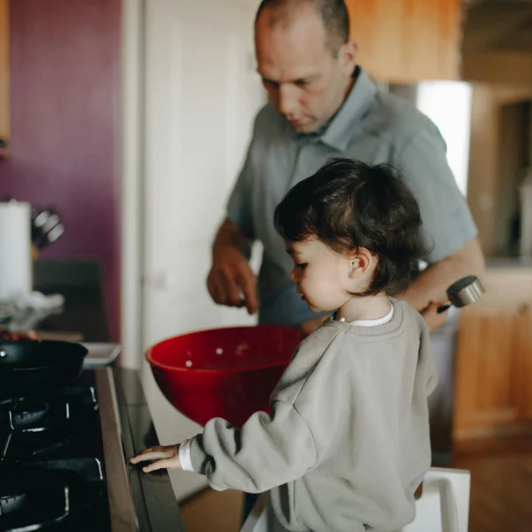 padre cocinando con su hijo