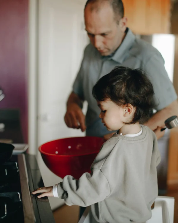 padre cocinando con su hijo