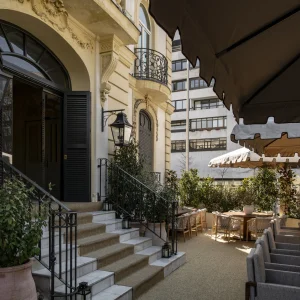El Campero Madrid. La fachada del palacio del siglo XIX y la terraza.