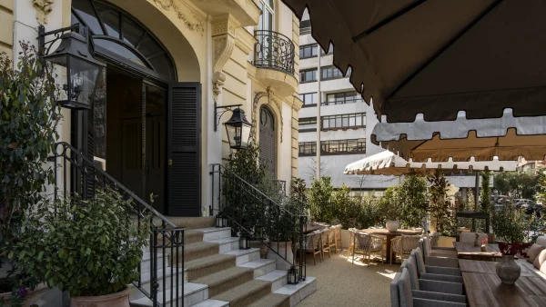 El Campero Madrid. La fachada del palacio del siglo XIX y la terraza.