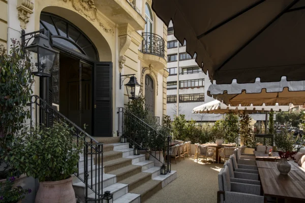 El Campero Madrid. La fachada del palacio del siglo XIX y la terraza.
