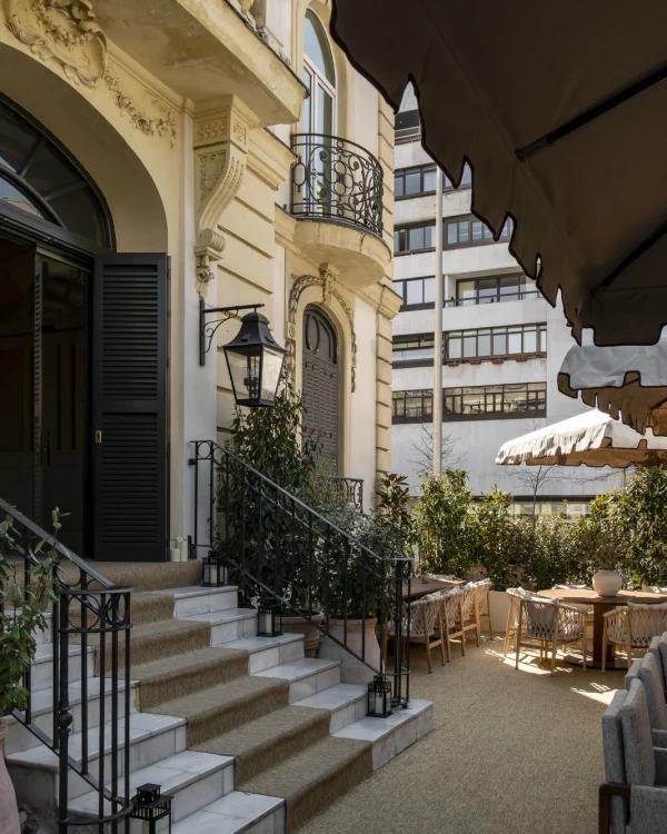 El Campero Madrid. La fachada del palacio del siglo XIX y la terraza.