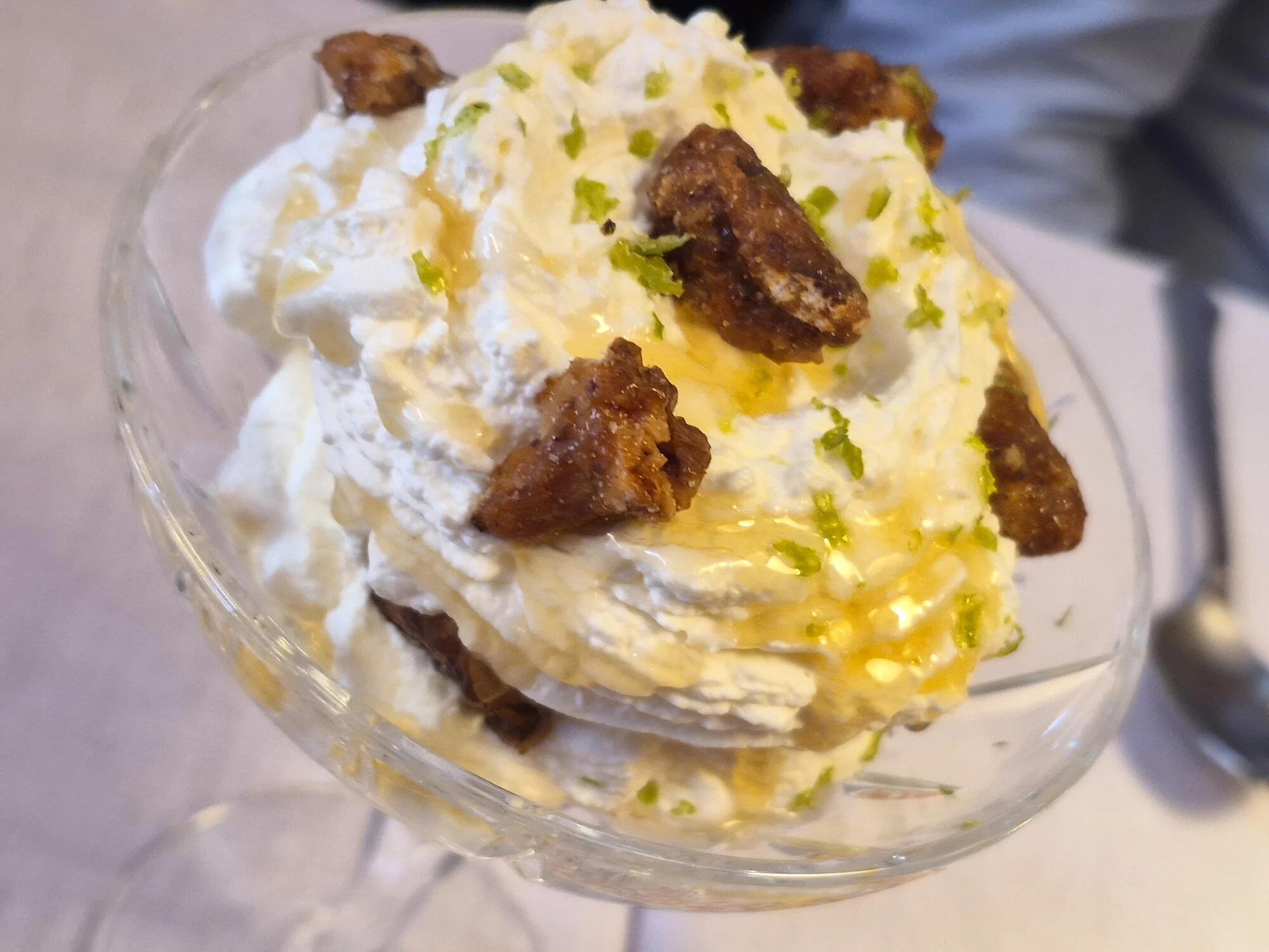 Nueces garrapiñadas con nata y miel de Madrid