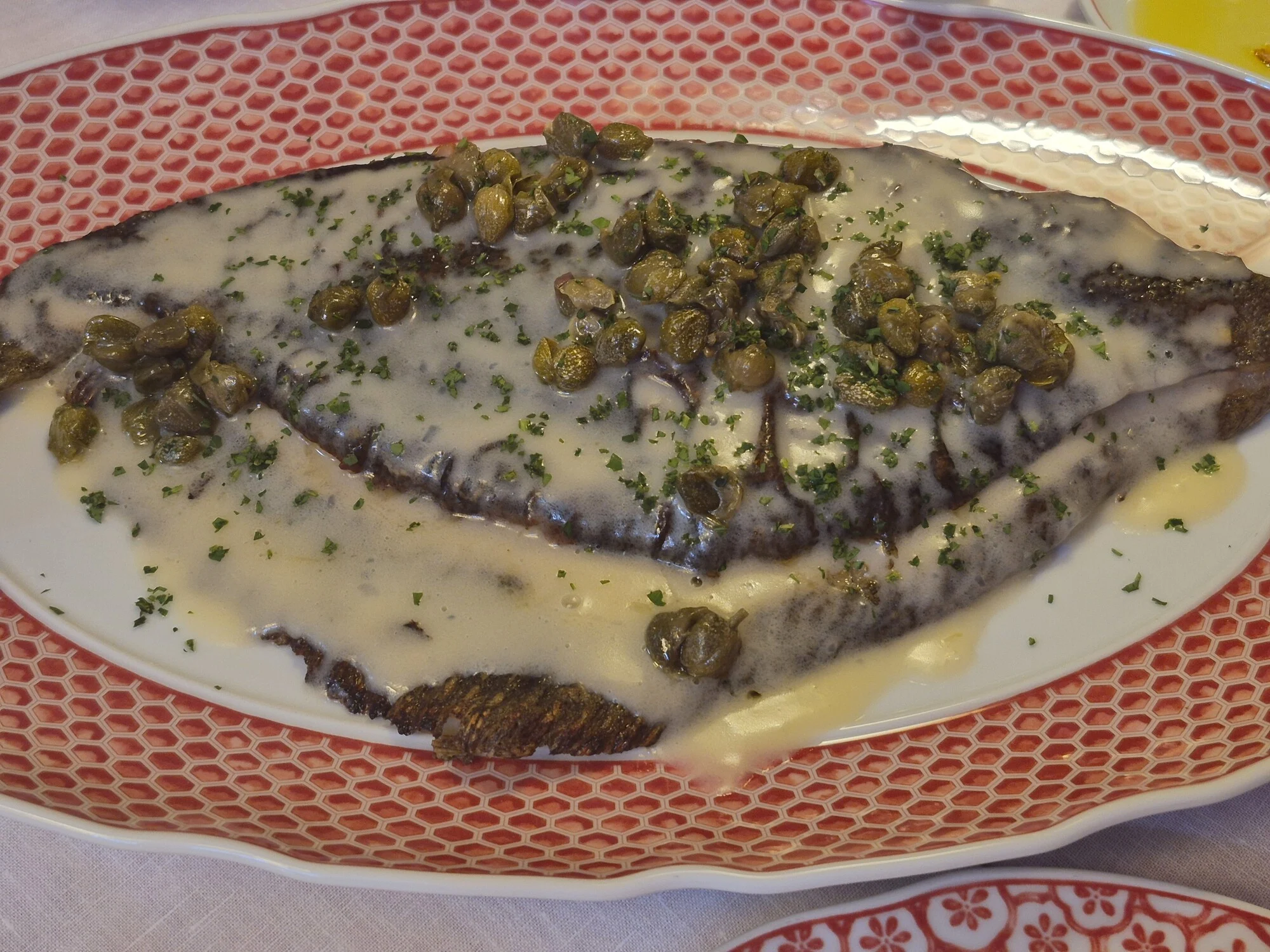 Rodaballo a la meunière con alcaparras