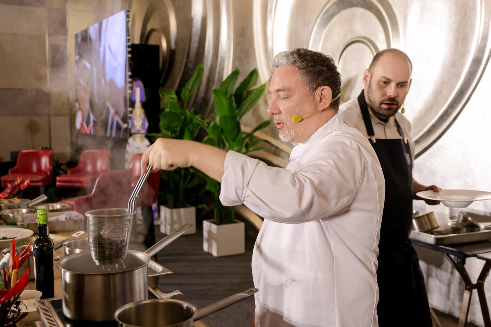 Albert Adrià cocina en el escenario de Spain Fusion Shanghai.