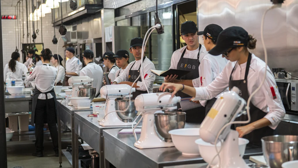 Alumnos en el obrador en plena clase. (Foto cedida por la EPGB)