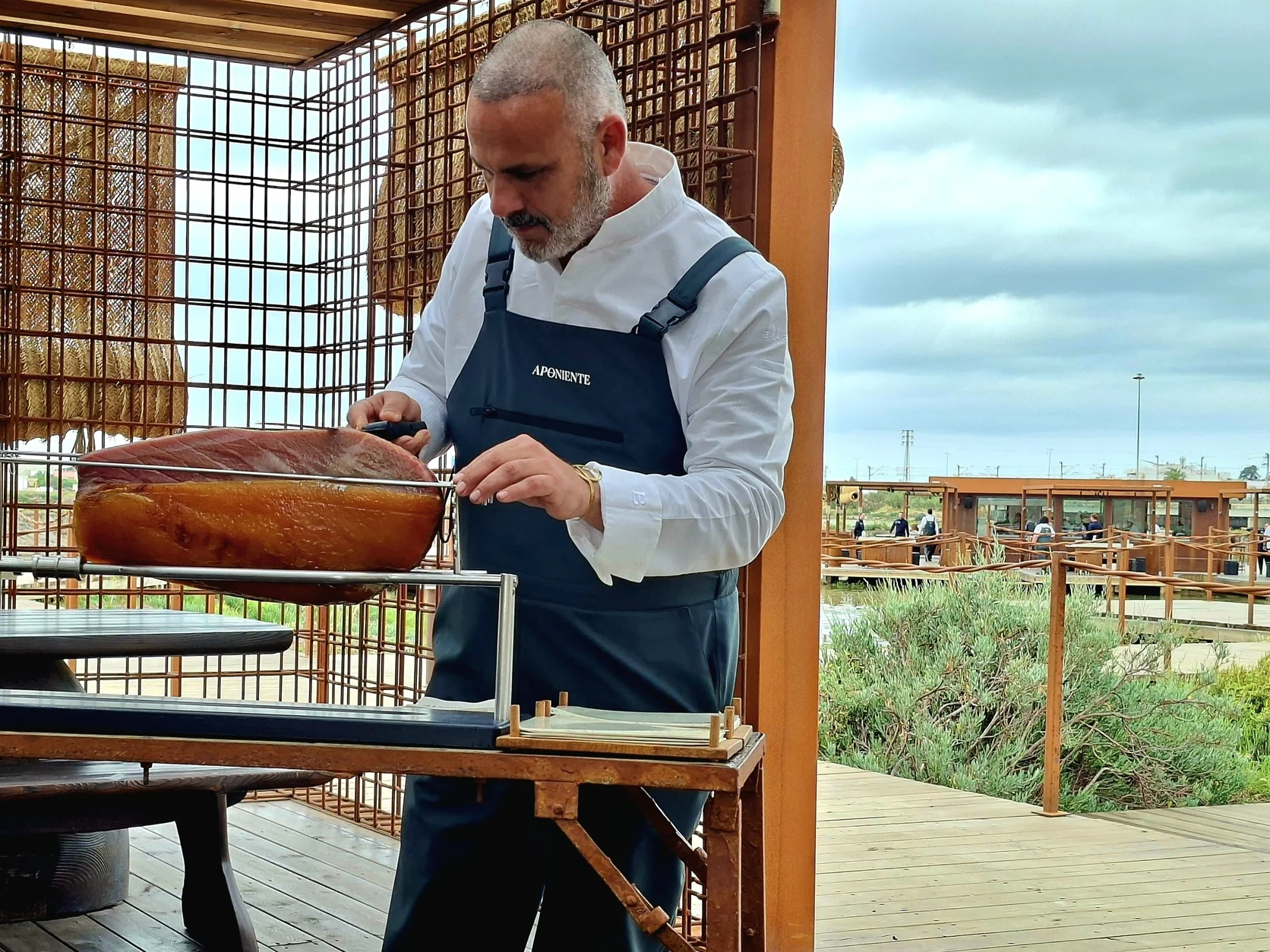 Aponiente 2026. Ángel León corta jamón de mar para el aperitivo en el secadero.