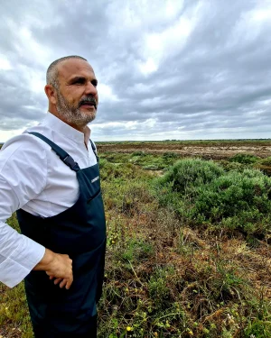 Aponiente 2026. Ángel León explica el ecosistema intermareal restaurado tras años de abandono y degradación. Durante años fue un arrabal industrial abandonado.
