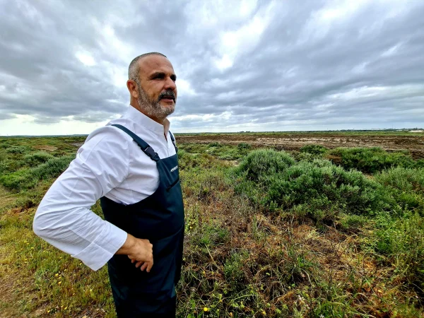 Aponiente 2026. Ángel León explica el ecosistema intermareal restaurado tras años de abandono y degradación. Durante años fue un arrabal industrial abandonado.