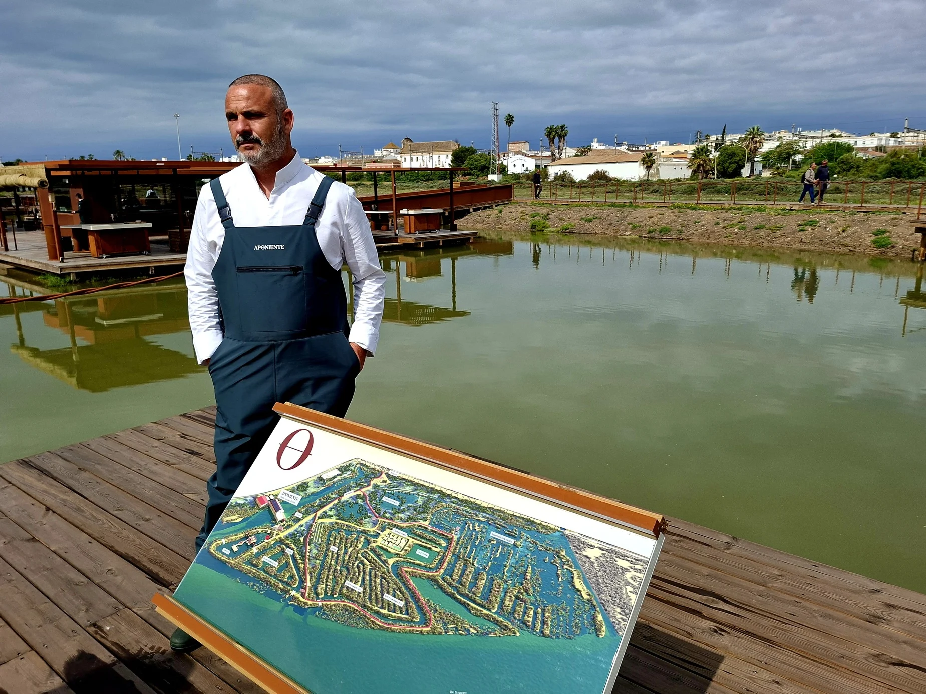 Aponiente 2026. Ángel León, junto al plano de la marisma recuperada. Al fondo, la cocina flotante y la zona donde se sirve el aperitivo.