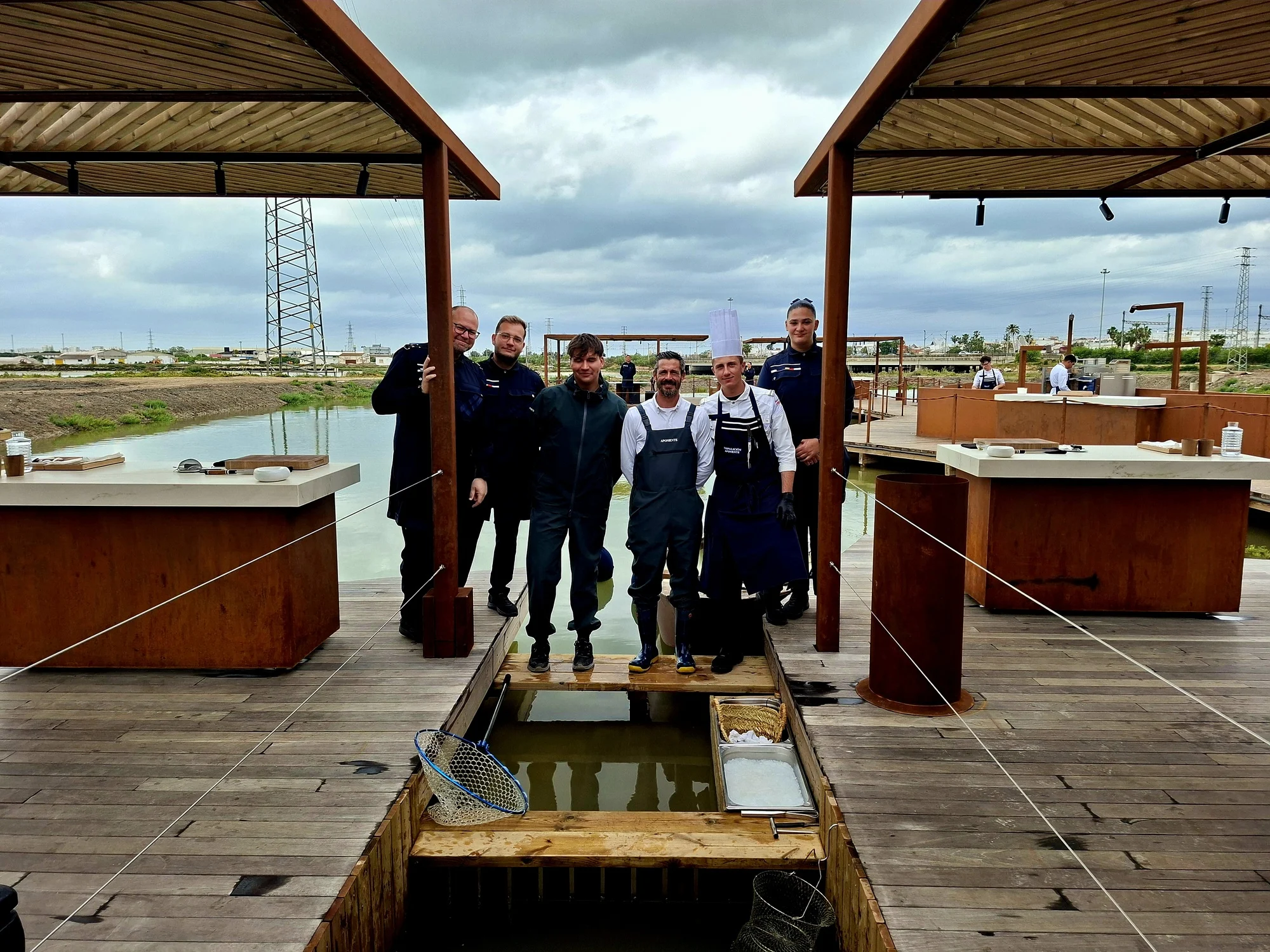 Aponiente 2026. En cada uno de los ocho pantalanes habilitados en tarimas sobre el agua de la marisma, un equi