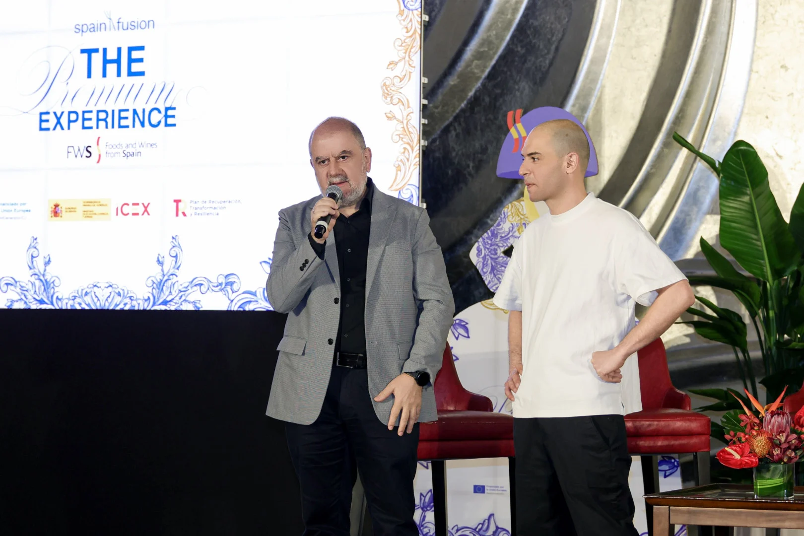 Benjamín Lana, director general de Vocento Gastronomía, durante la inauguración, con el cocinero español afincado en China Borja Sánchez Montoya