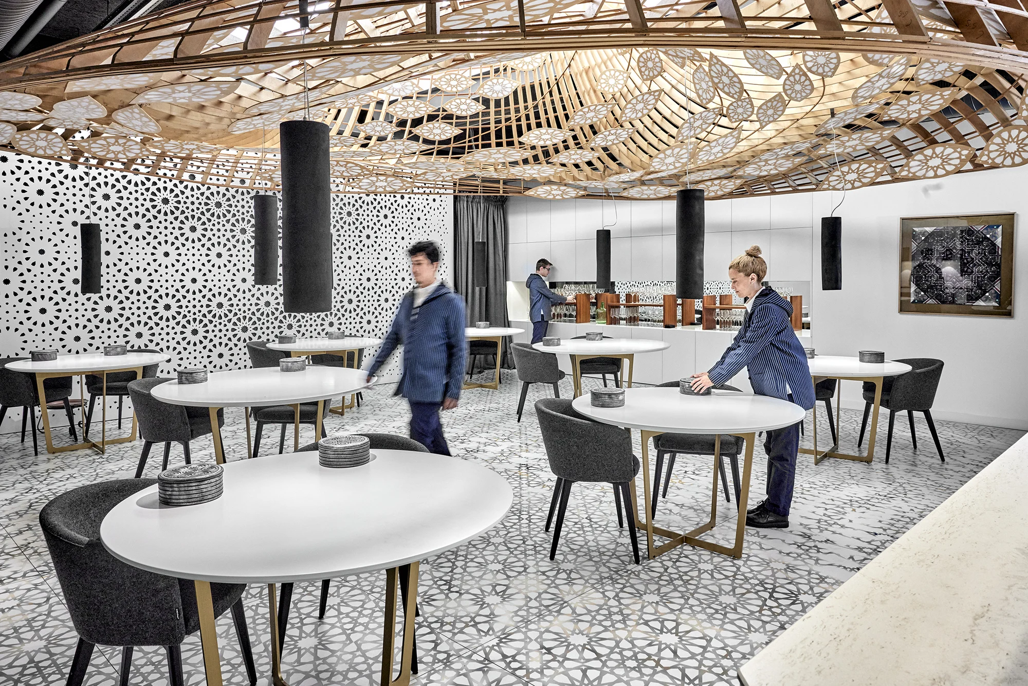 Noor, el personal de sala prepara el servicio