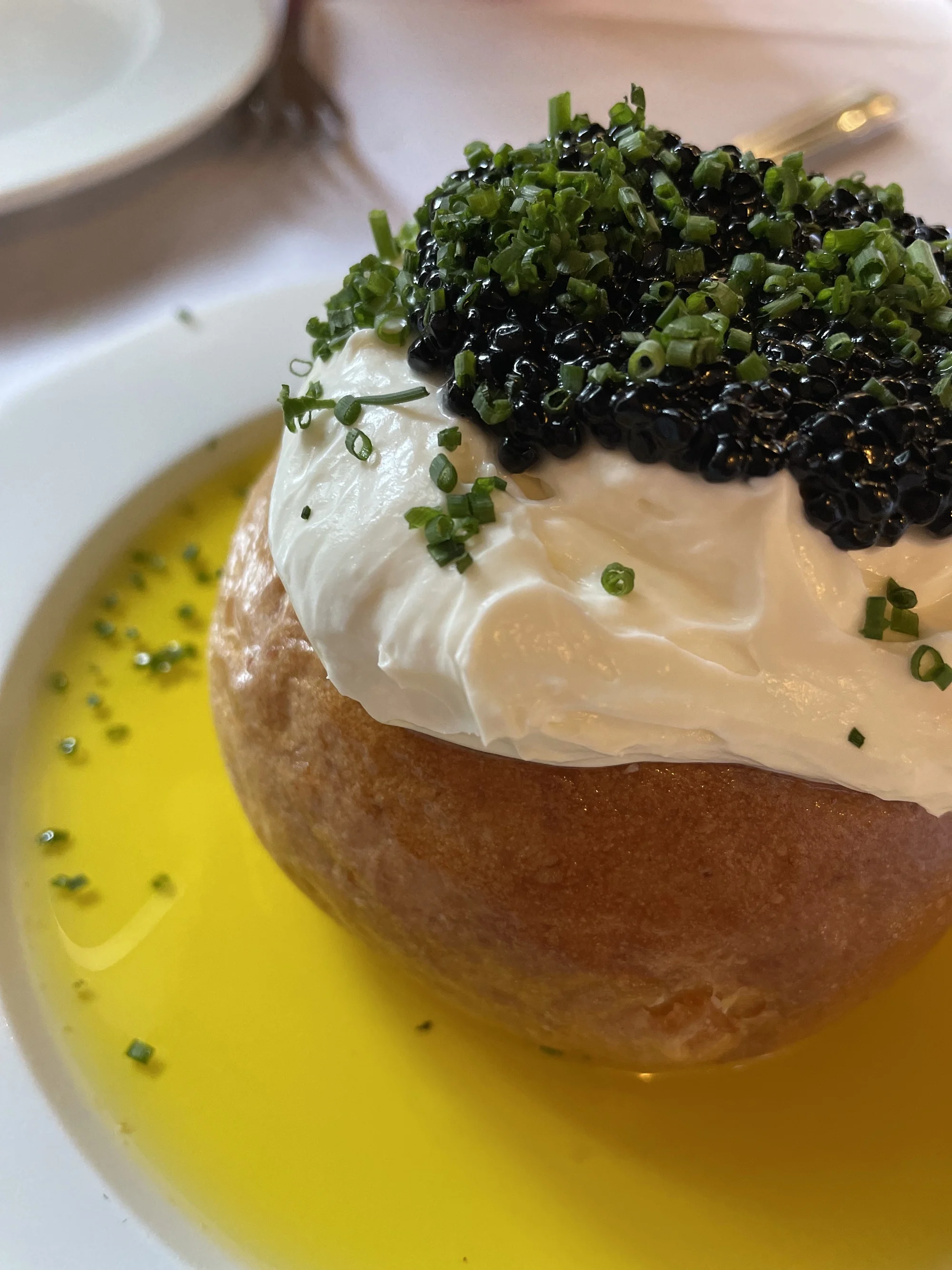 Pan de papa con caviar y creme fraiche. Foto- Paloma García
