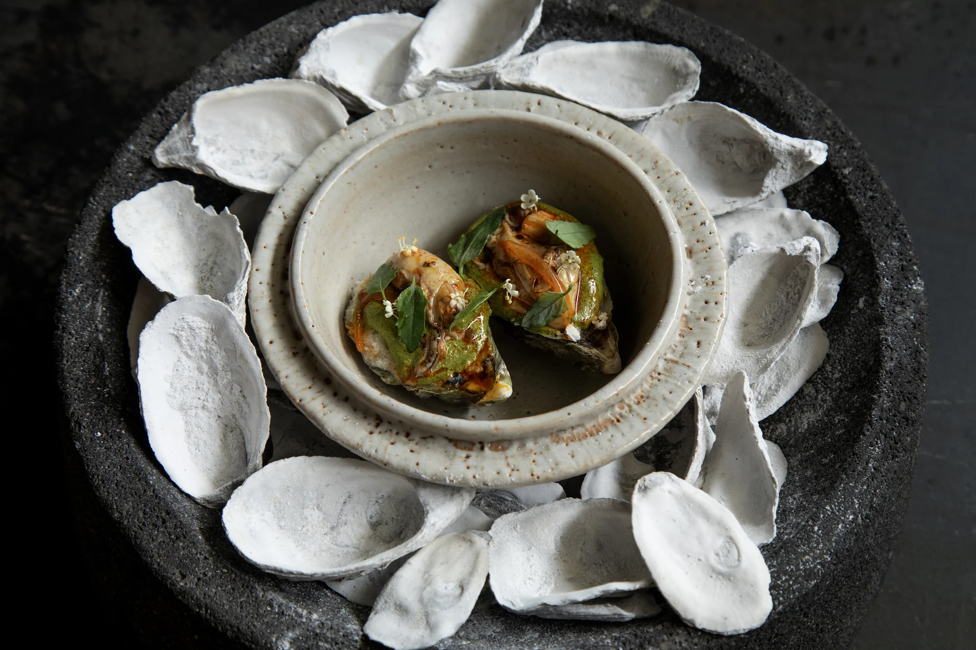 Platillo de ostiones en maizajo decorado con conchas calcinadas.